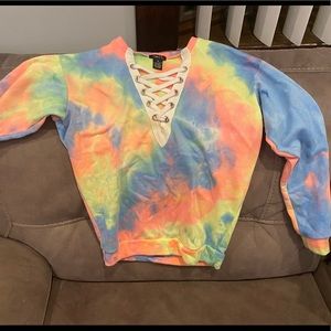 Tie dye crewneck with crossing in the front